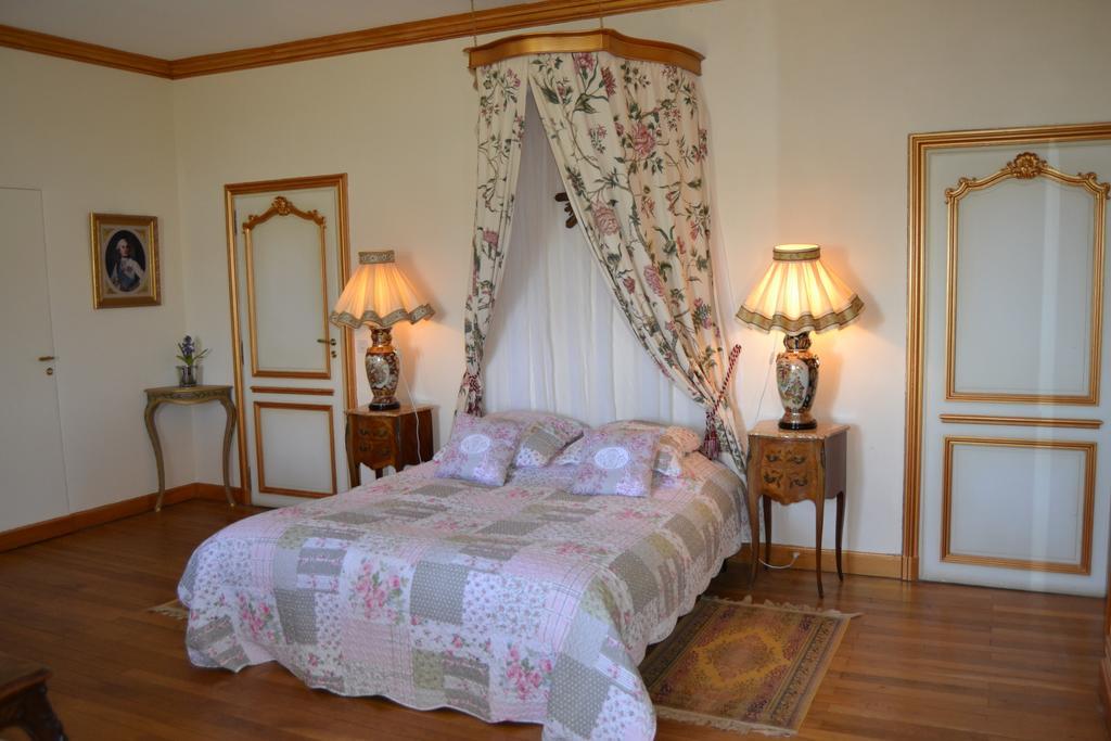 Chateau De Peufeilhoux Vallon-en-Sully Luaran gambar